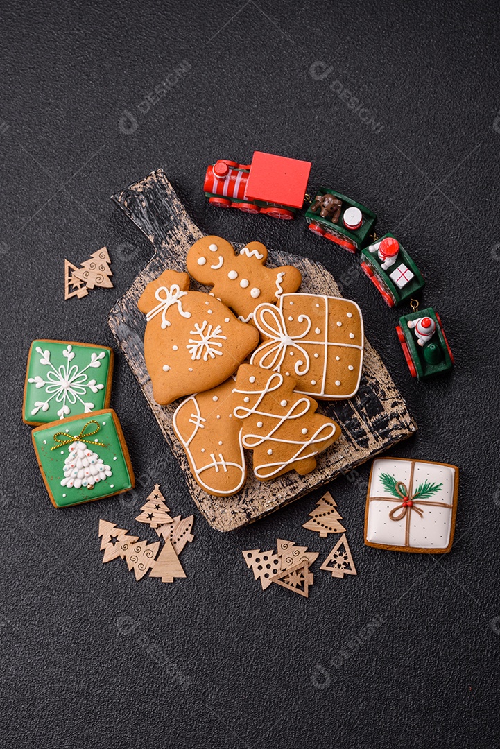 A imagem mostra biscoitos decorados e um doce em forma de concha