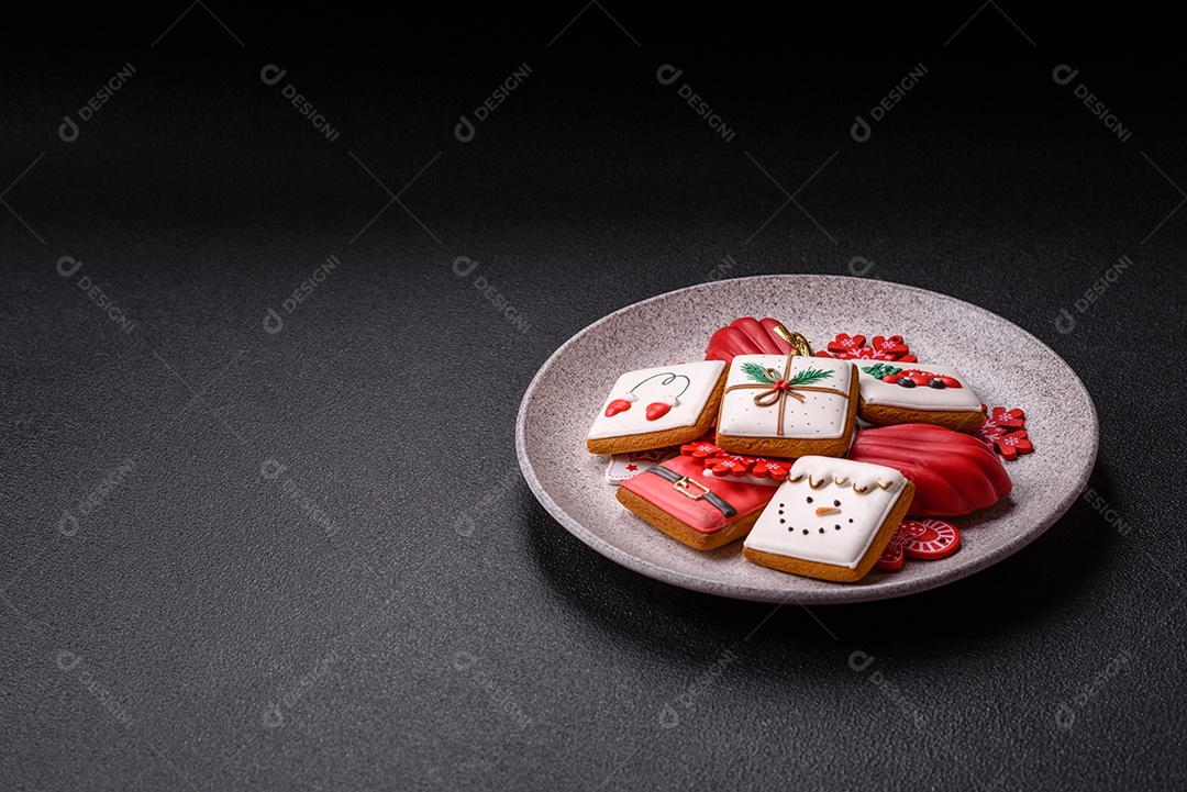 A imagem mostra biscoitos decorados e um doce em forma de concha