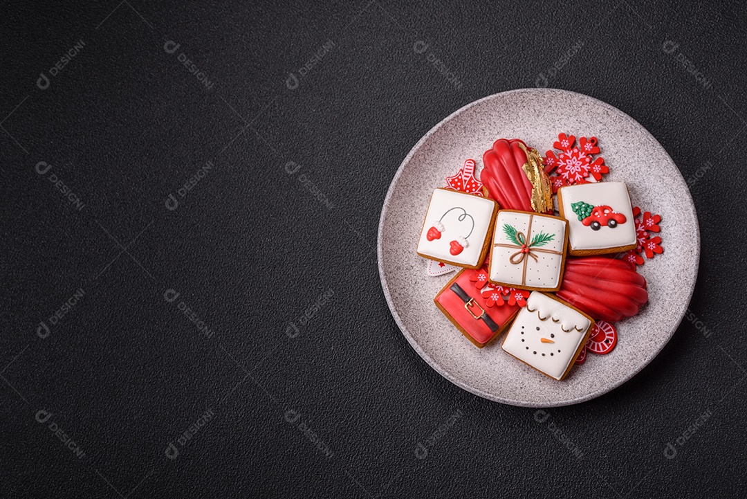 A imagem mostra biscoitos decorados e um doce em forma de concha