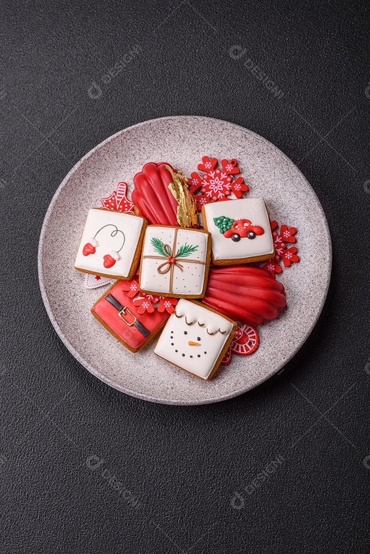 A imagem mostra biscoitos decorados e um doce em forma de concha