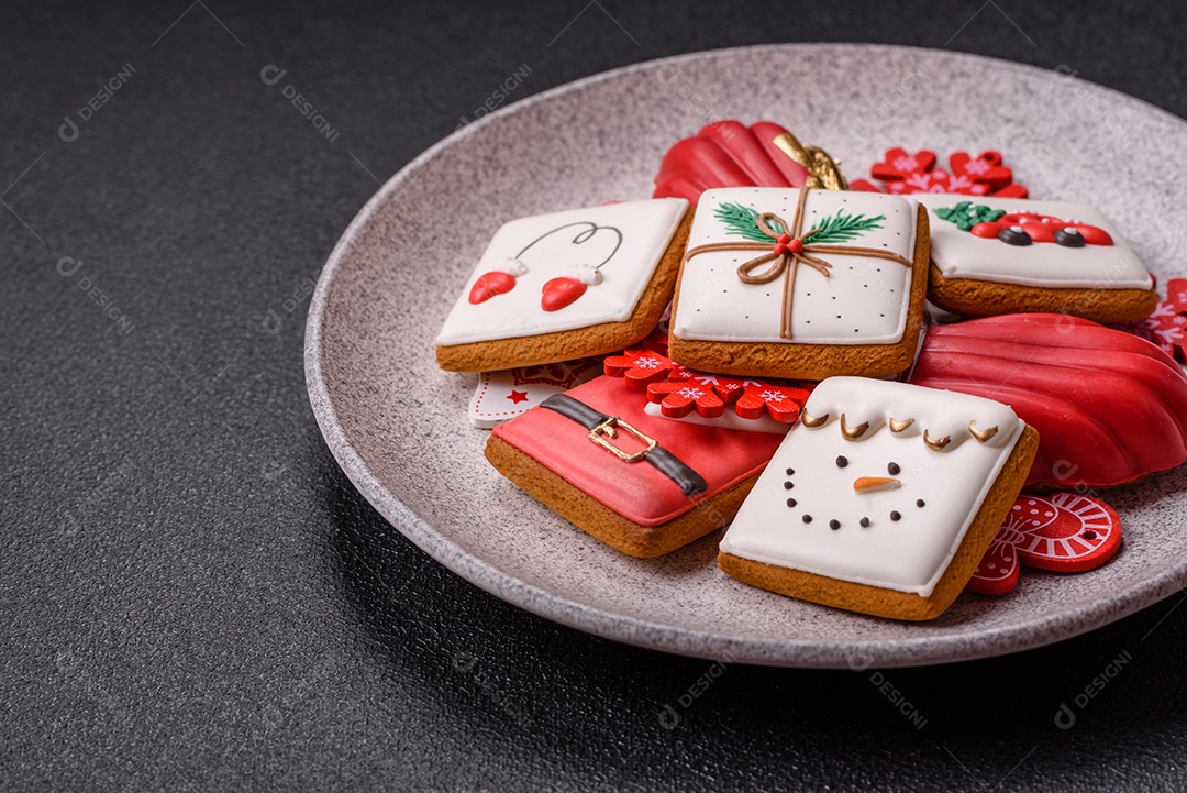 A imagem mostra biscoitos decorados e um doce em forma de concha