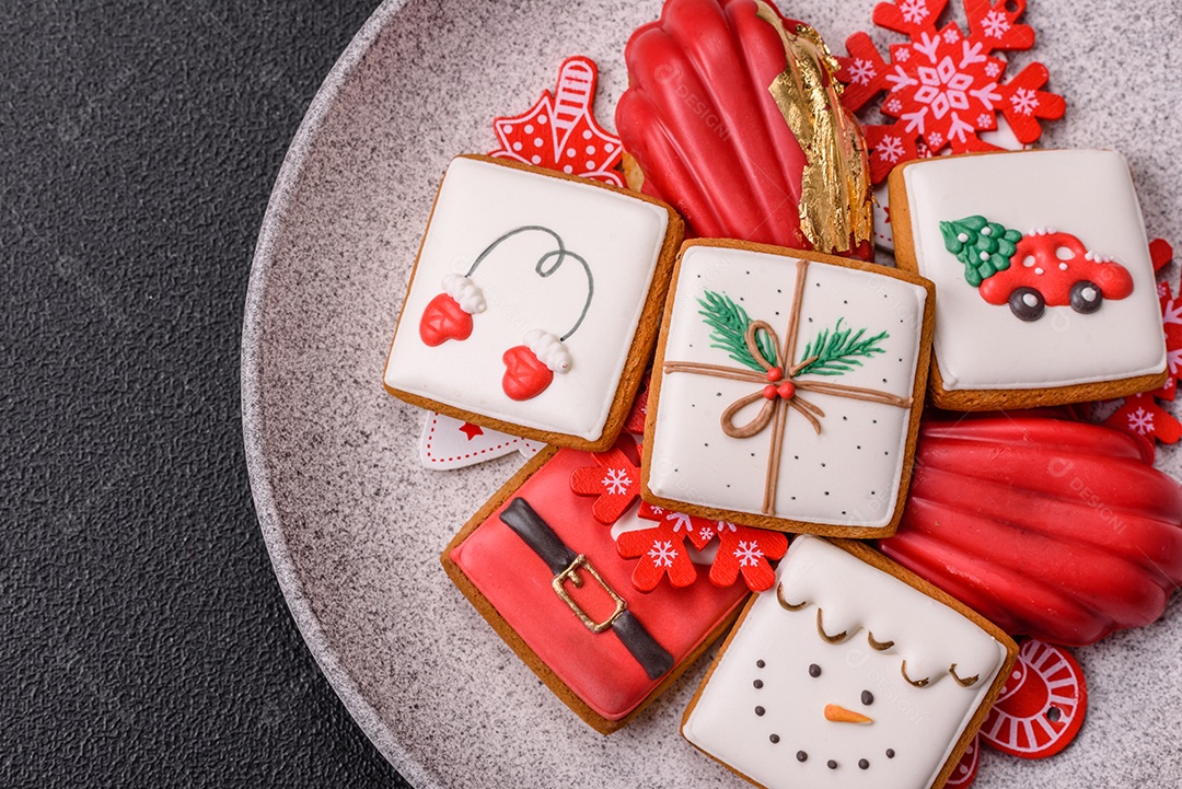A imagem mostra biscoitos decorados e um doce em forma de concha