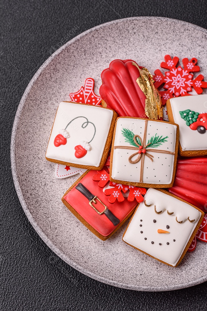 A imagem mostra biscoitos decorados e um doce em forma de concha