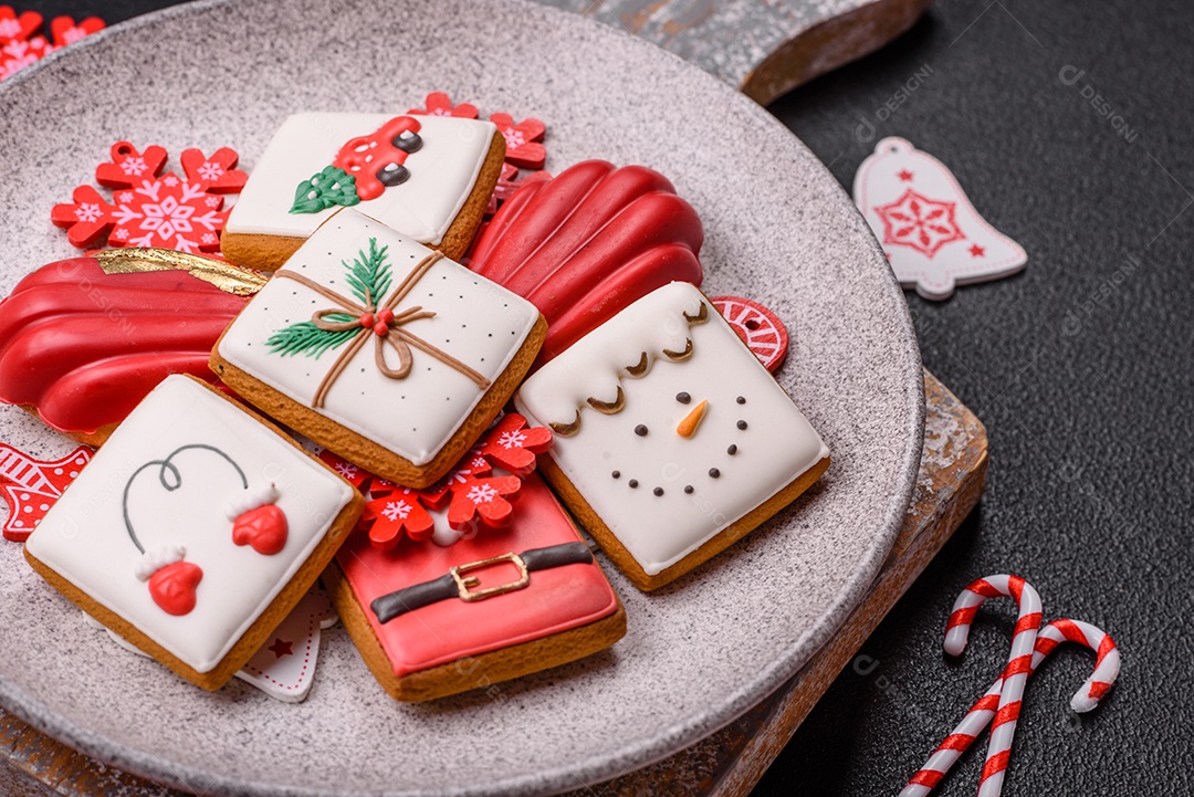 A imagem mostra biscoitos decorados e um doce em forma de concha