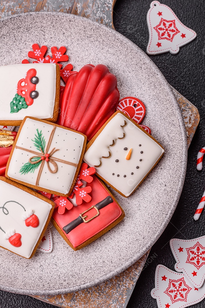 A imagem mostra biscoitos decorados e um doce em forma de concha