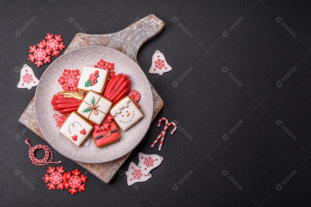 A imagem mostra biscoitos decorados e um doce em forma de concha