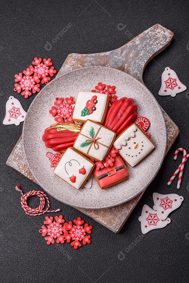A imagem mostra biscoitos decorados e um doce em forma de concha