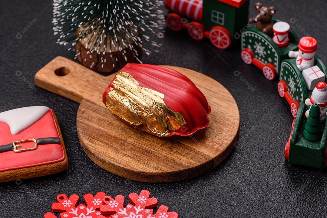 A imagem mostra biscoitos decorados e um doce em forma de concha