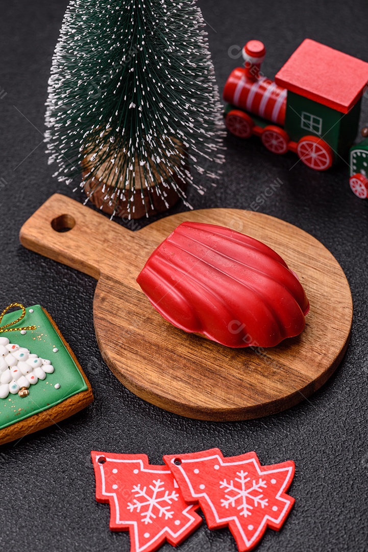 A imagem mostra biscoitos decorados e um doce em forma de concha