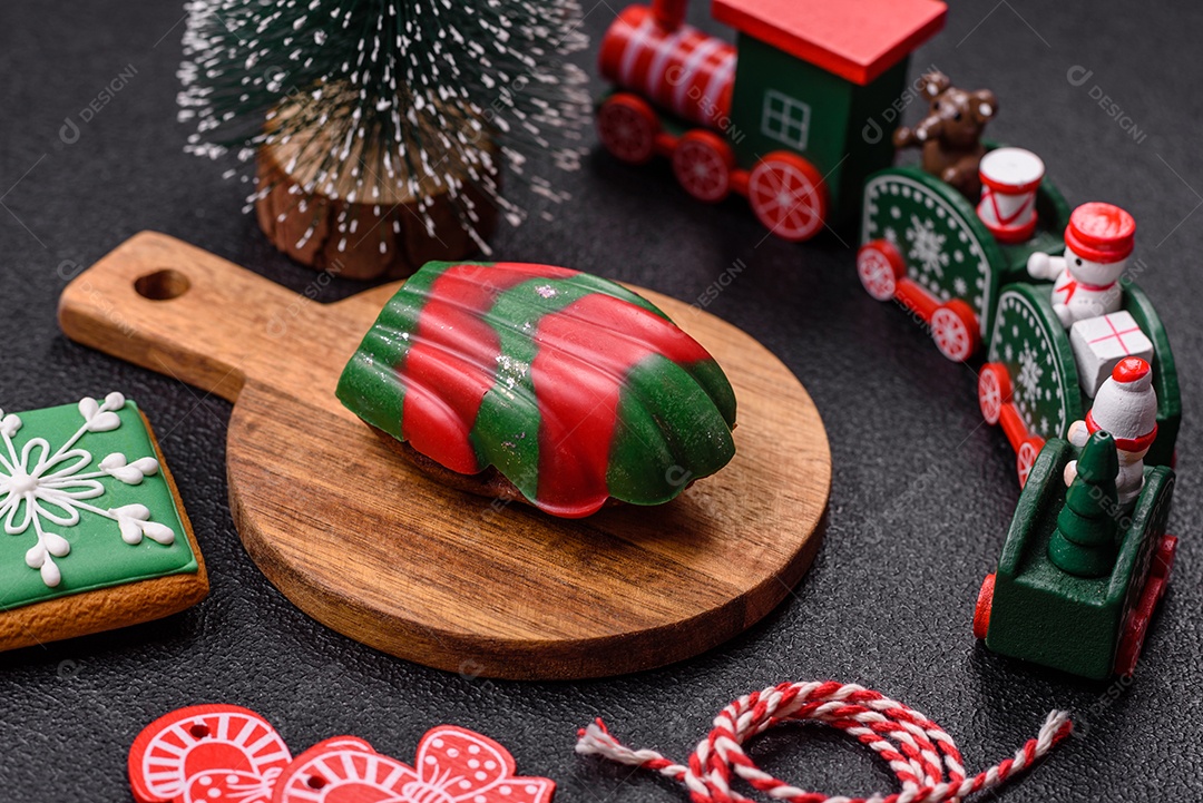 A imagem mostra biscoitos decorados e um doce em forma de concha