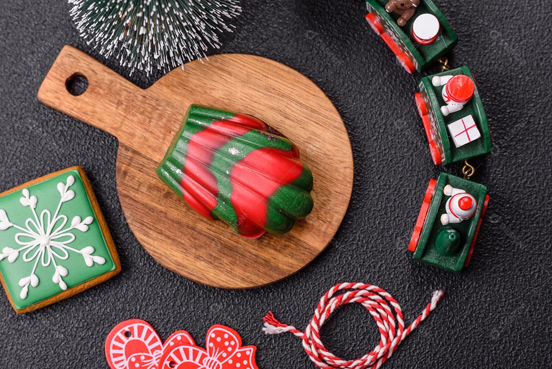 A imagem mostra biscoitos decorados e um doce em forma de concha