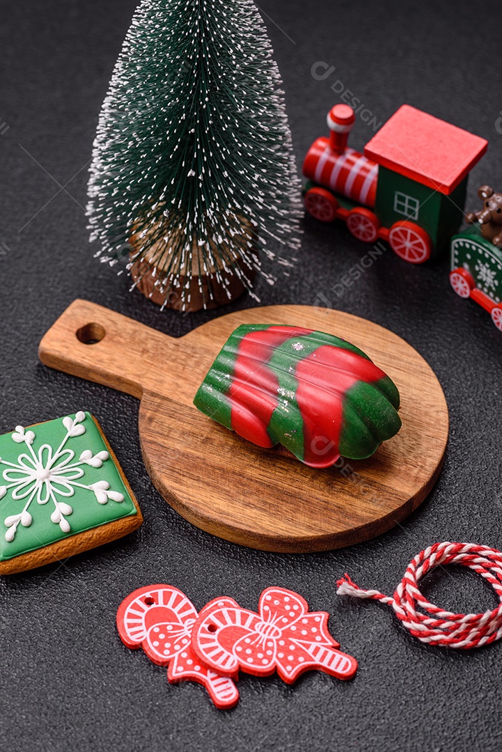 A imagem mostra biscoitos decorados e um doce em forma de concha