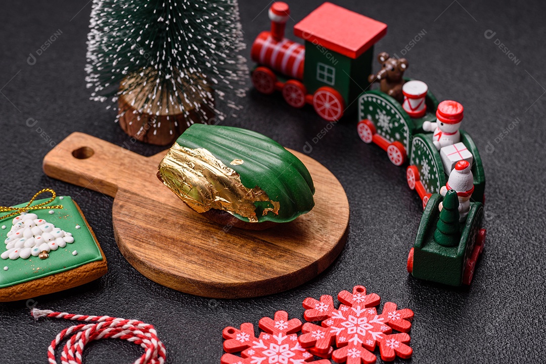 A imagem mostra biscoitos decorados e um doce em forma de concha