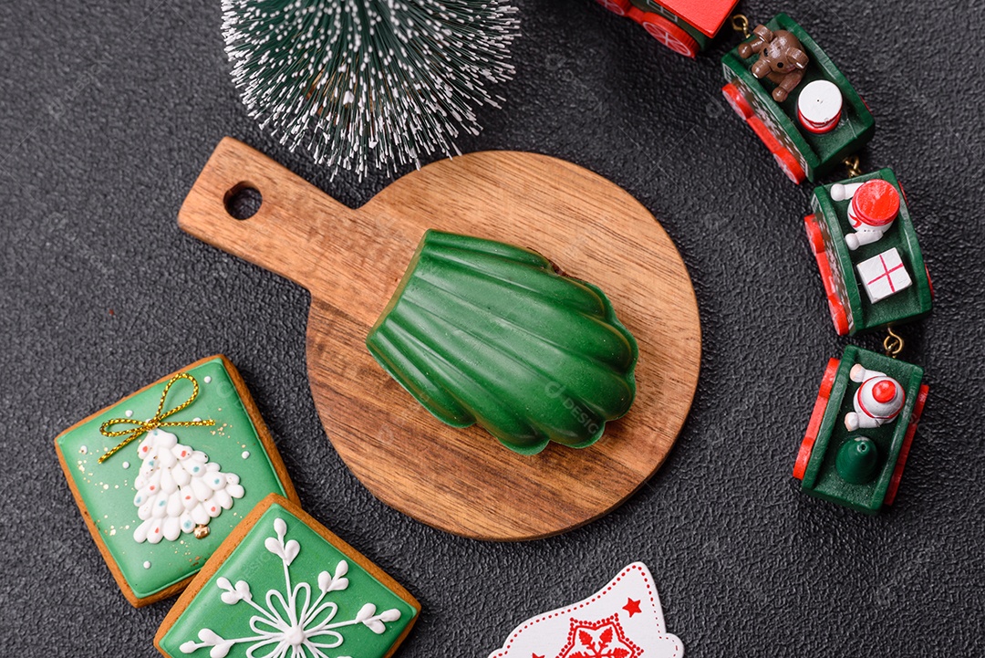 A imagem mostra biscoitos decorados e um doce em forma de concha