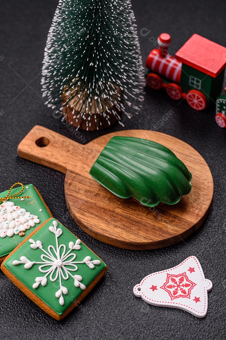 A imagem mostra madeleines, que são pequenos bolos franceses com formato de concha e textura macia e amanteigada