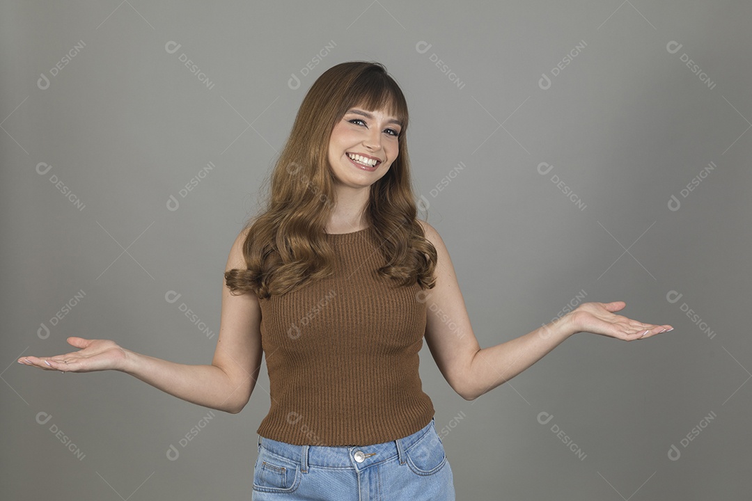 Linda mulher jovem enfermeira sobre fundo isolado