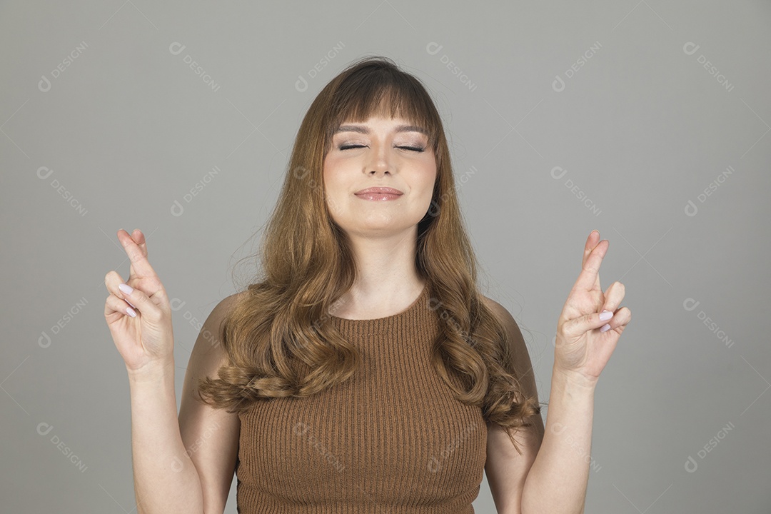 Linda mulher jovem enfermeira sobre fundo isolado