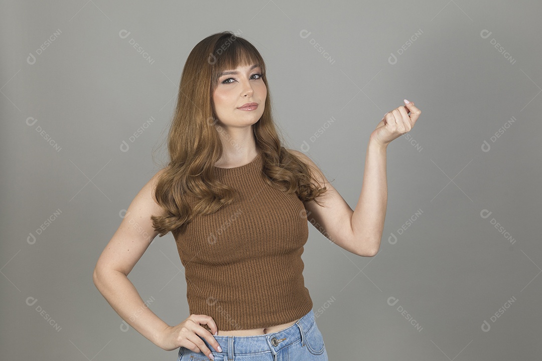 Linda mulher jovem enfermeira sobre fundo isolado