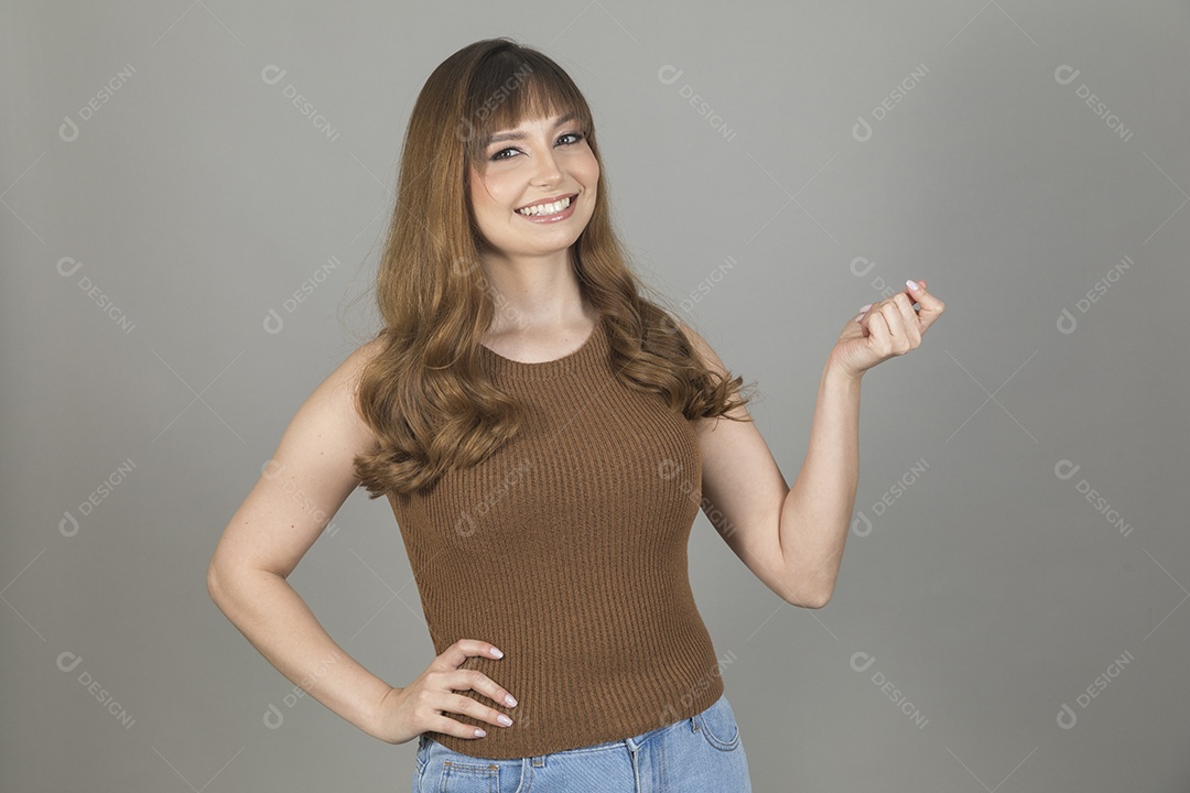 Linda mulher jovem enfermeira sobre fundo isolado