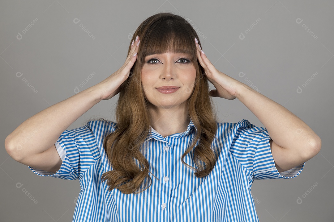 Linda mulher jovem sobre fundo isolado