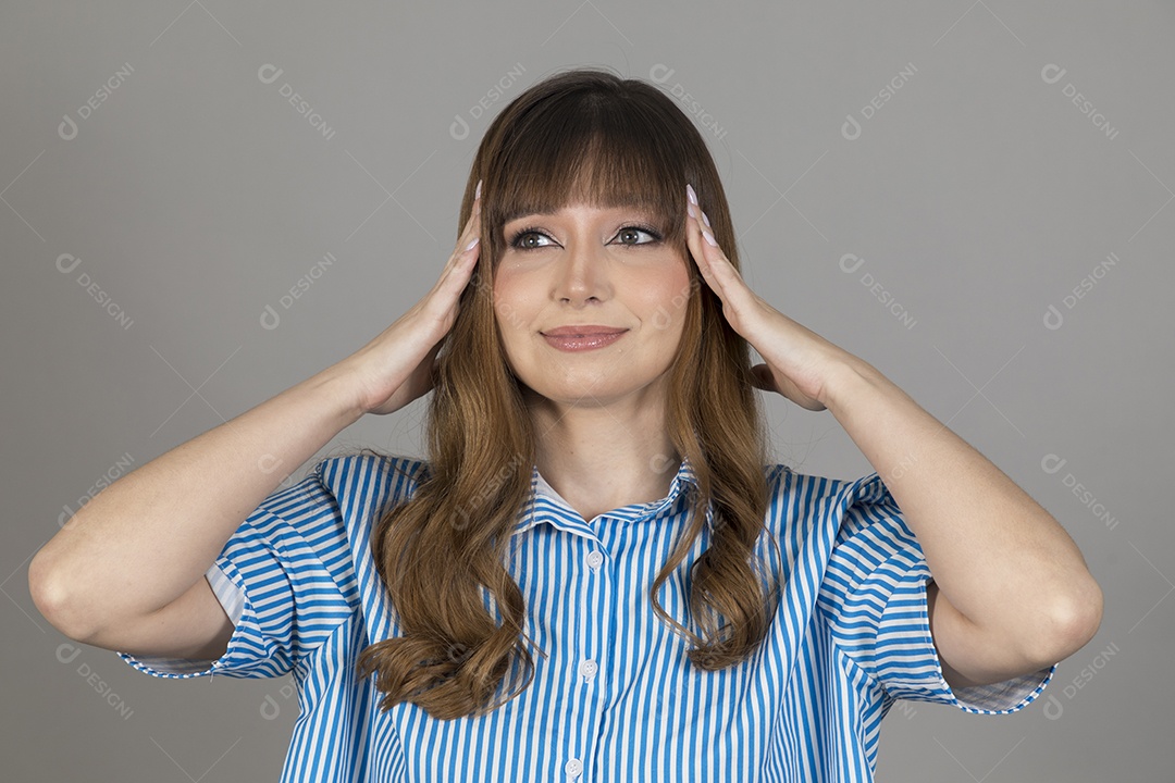 Linda mulher jovem sobre fundo isolado