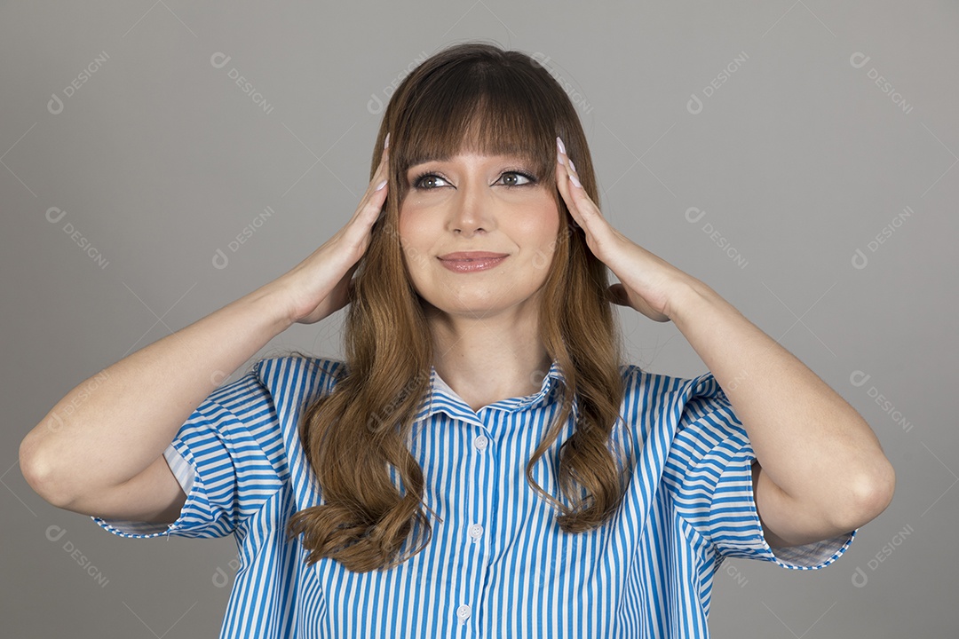 Linda mulher jovem sobre fundo isolado
