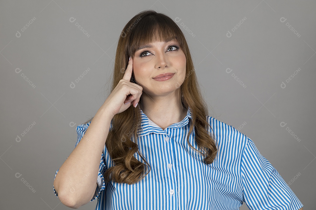 Linda mulher jovem sobre fundo isolado