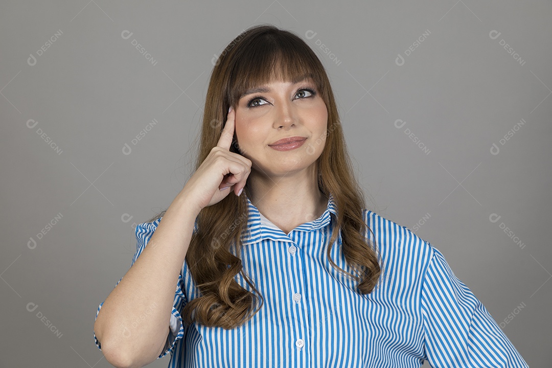 Linda mulher jovem sobre fundo isolado