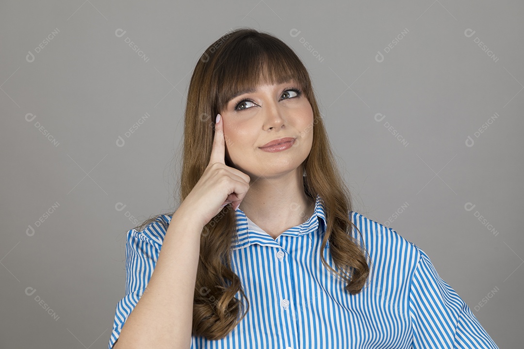Linda mulher jovem sobre fundo isolado
