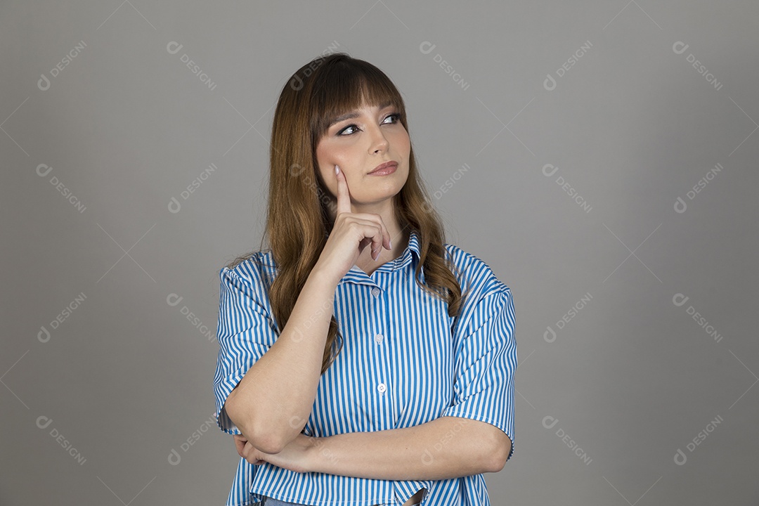 Linda mulher jovem sobre fundo isolado