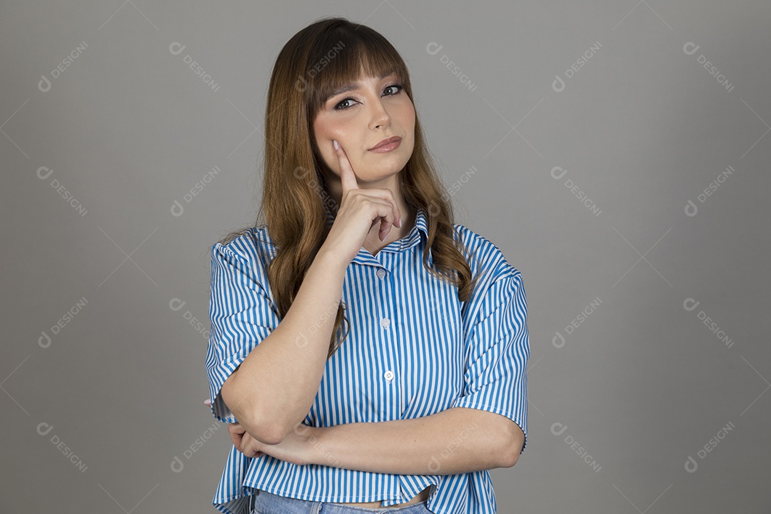 Linda mulher jovem sobre fundo isolado