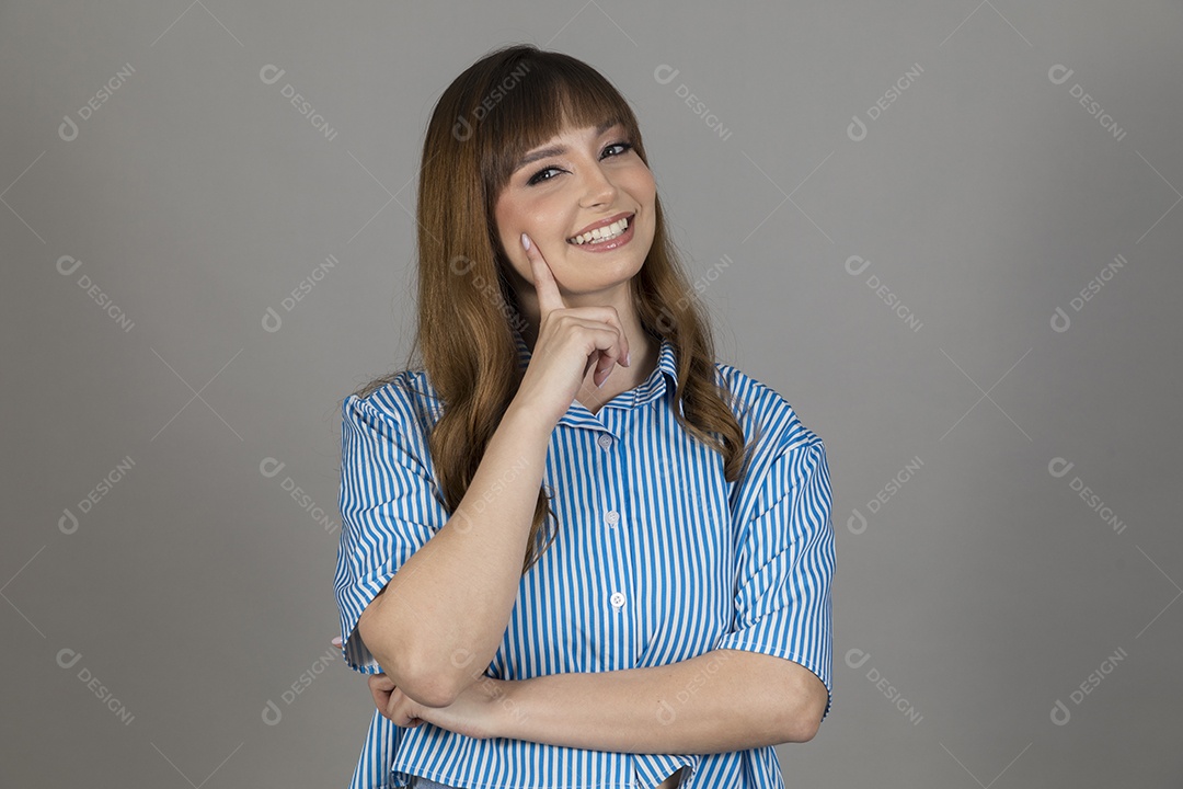 Linda mulher jovem sobre fundo isolado