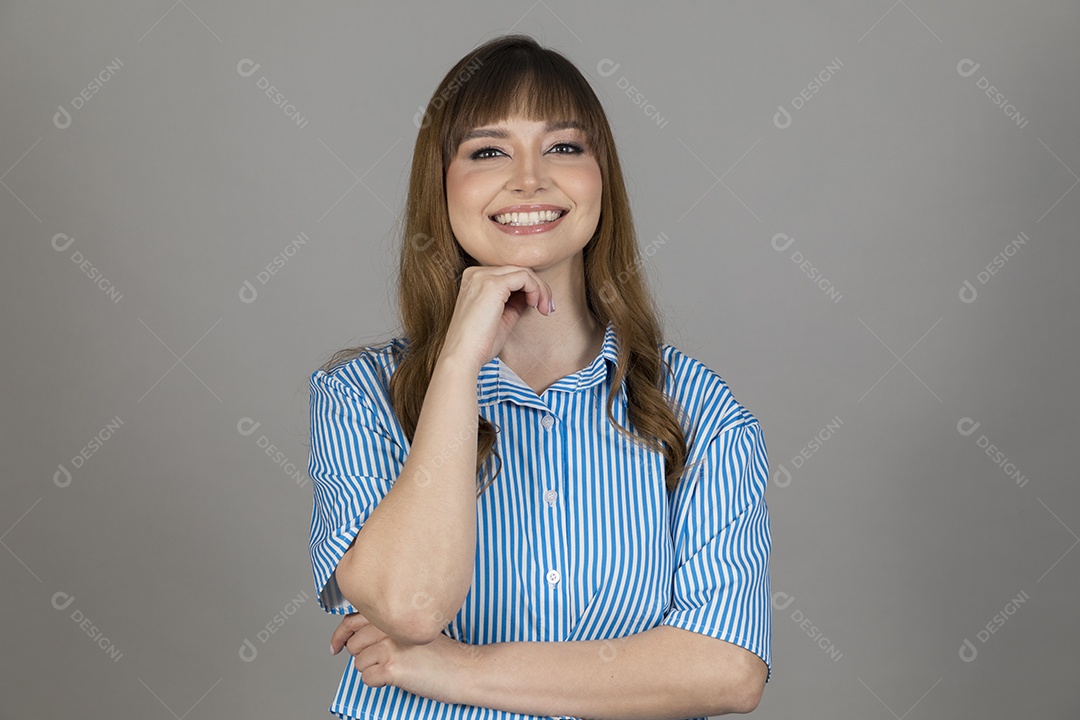 Linda mulher jovem sobre fundo isolado mexendo em seu celular smartphone