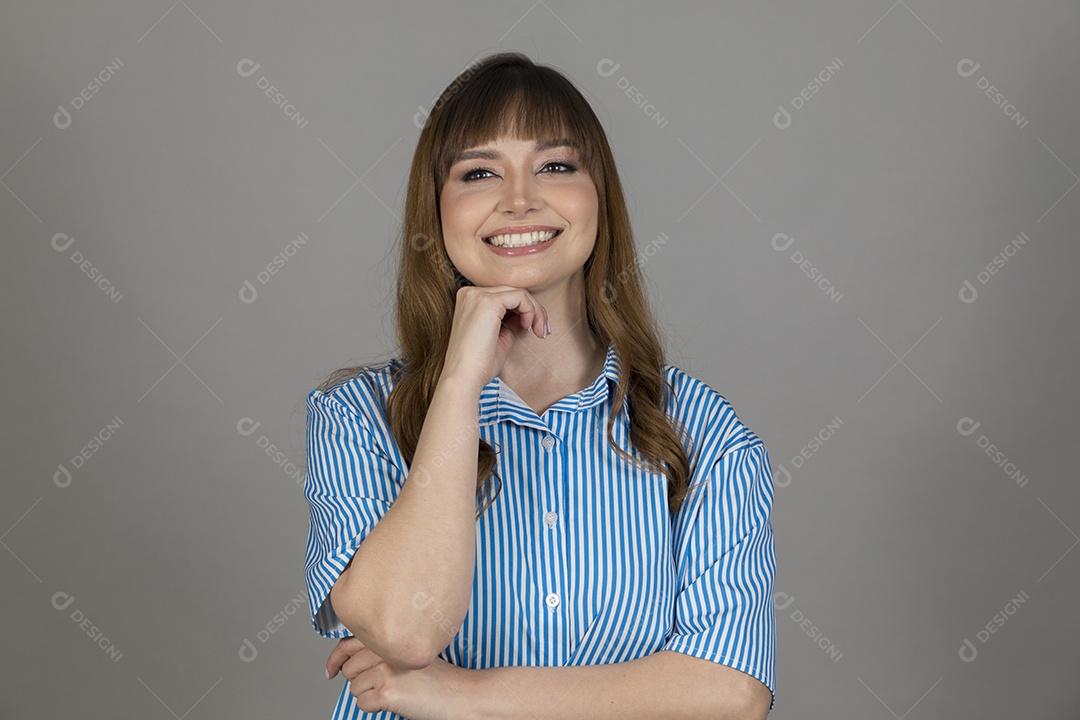 Linda mulher jovem sobre fundo isolado