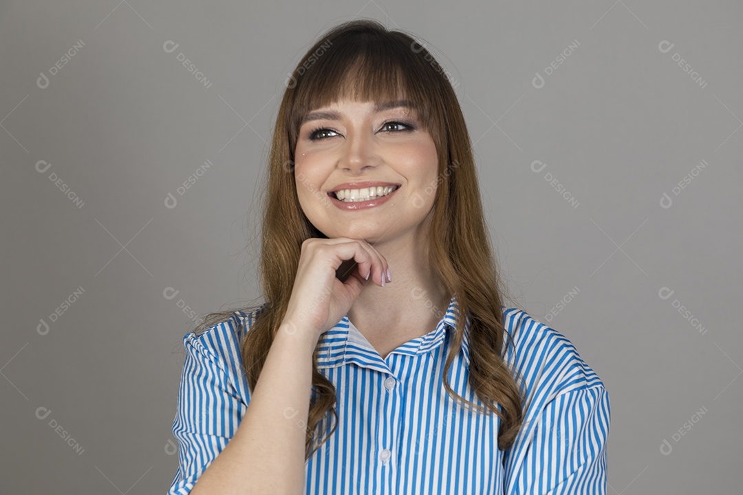 Linda mulher jovem sobre fundo isolado