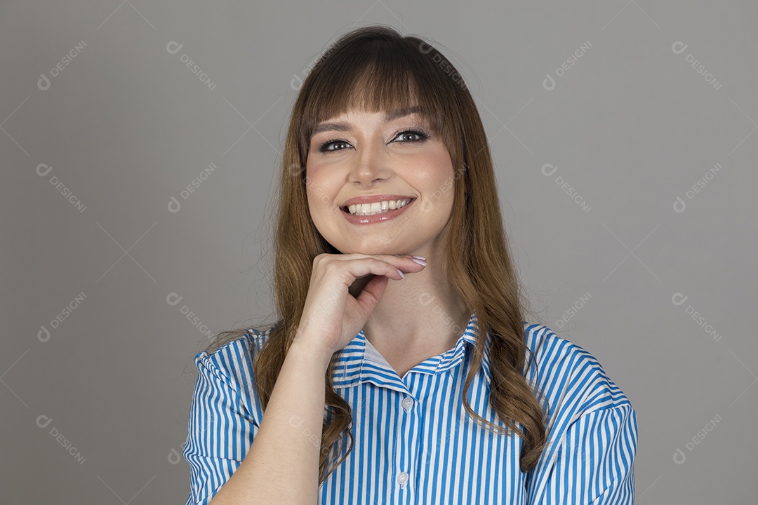 Linda mulher jovem sobre fundo isolado