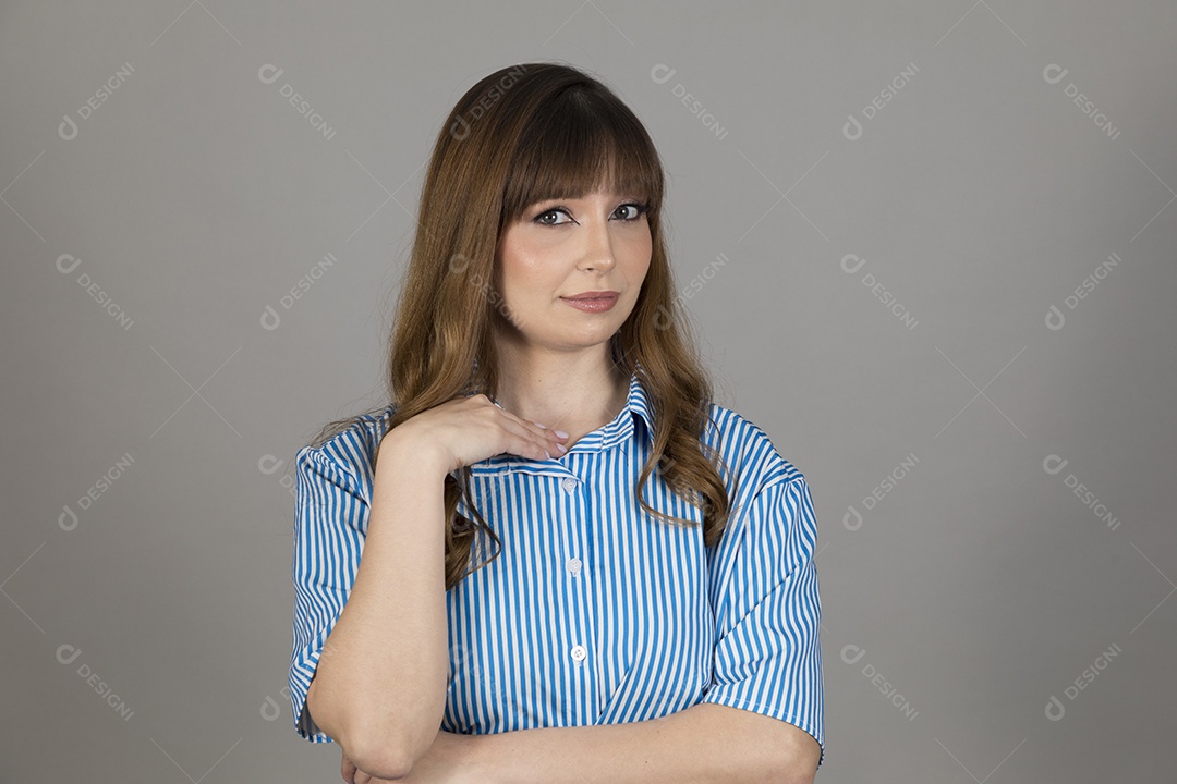 Linda mulher jovem sobre fundo isolado