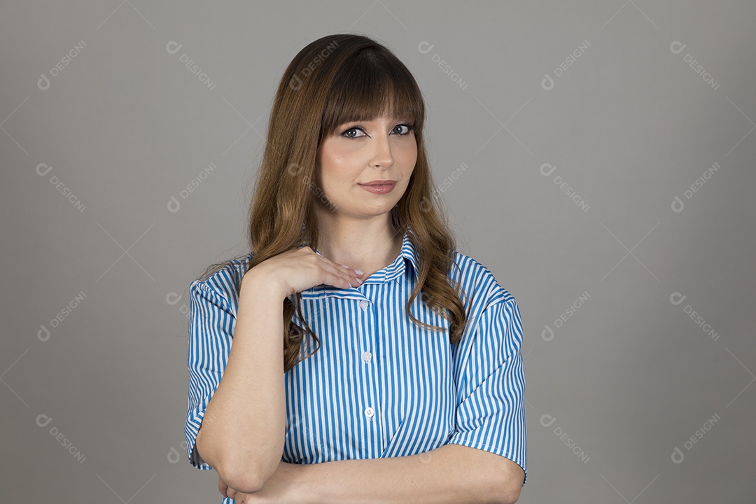 Linda mulher jovem sobre fundo isolado