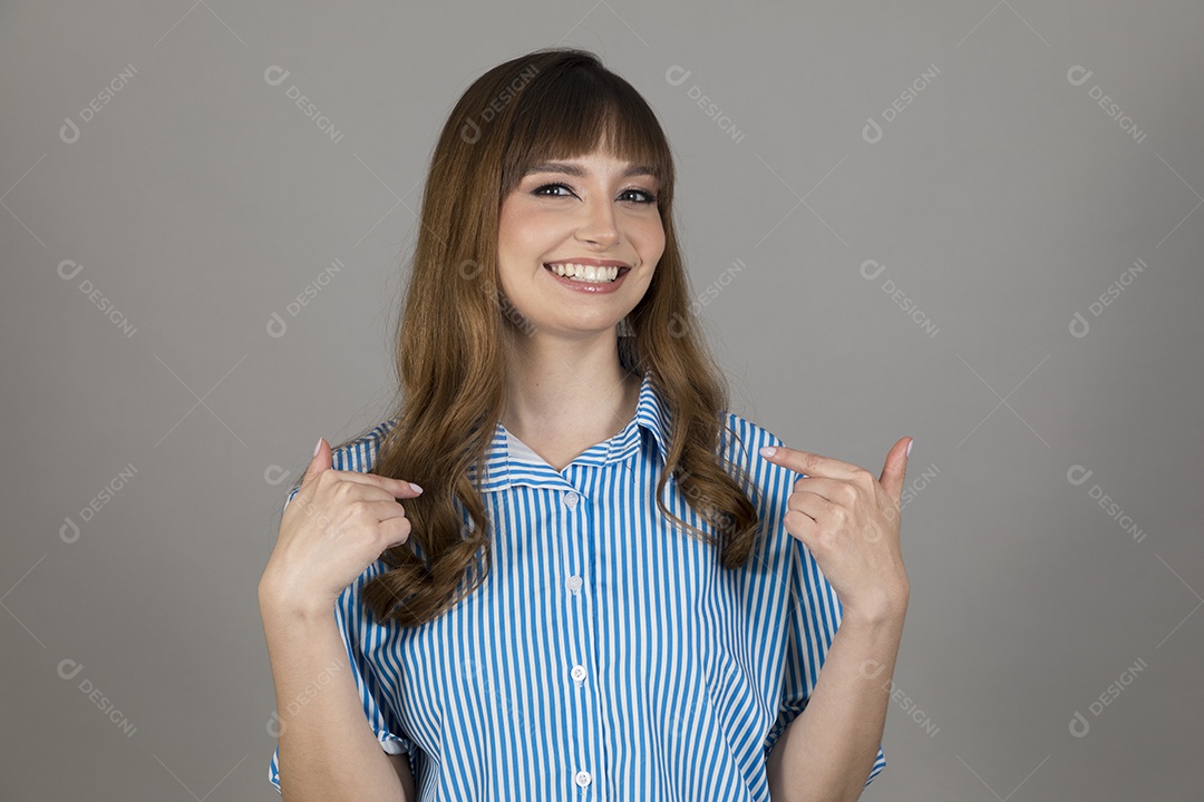 Linda mulher jovem sobre fundo isolado mexendo em seu celular smartphone