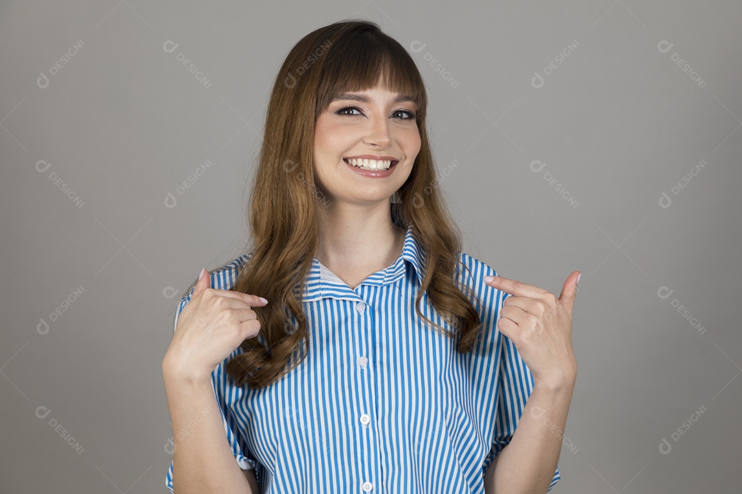 Linda mulher jovem sobre fundo isolado