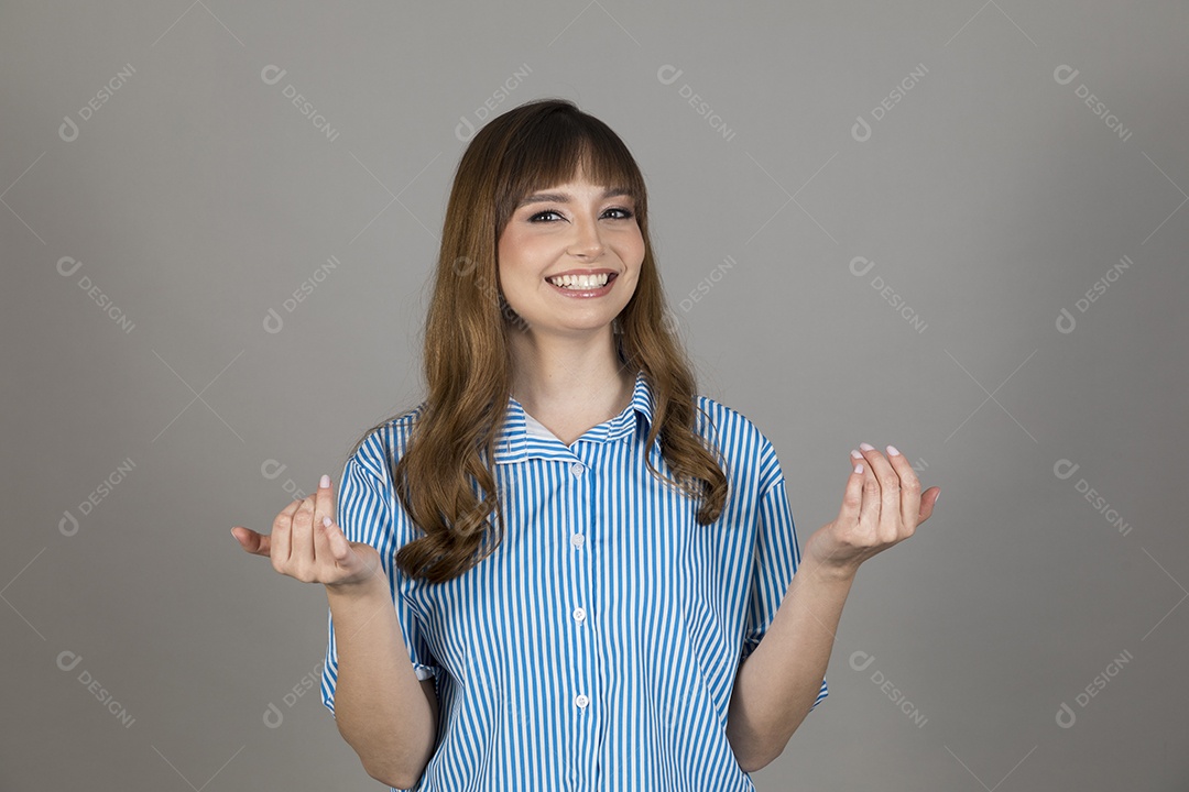 Linda mulher jovem sobre fundo isolado