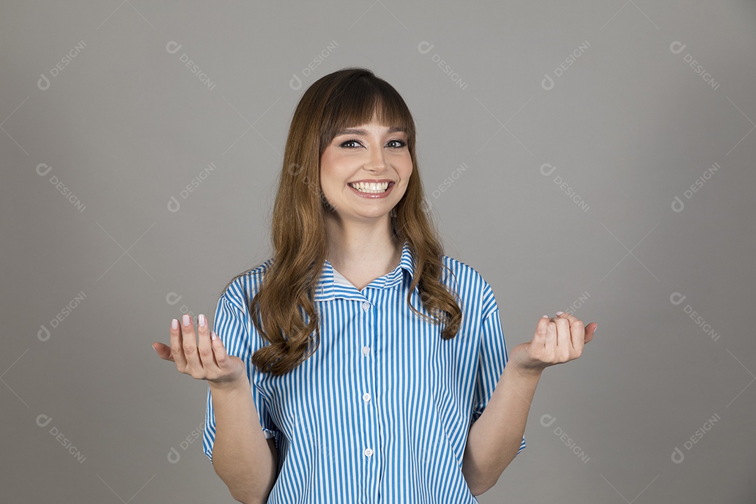 Linda mulher jovem sobre fundo isolado