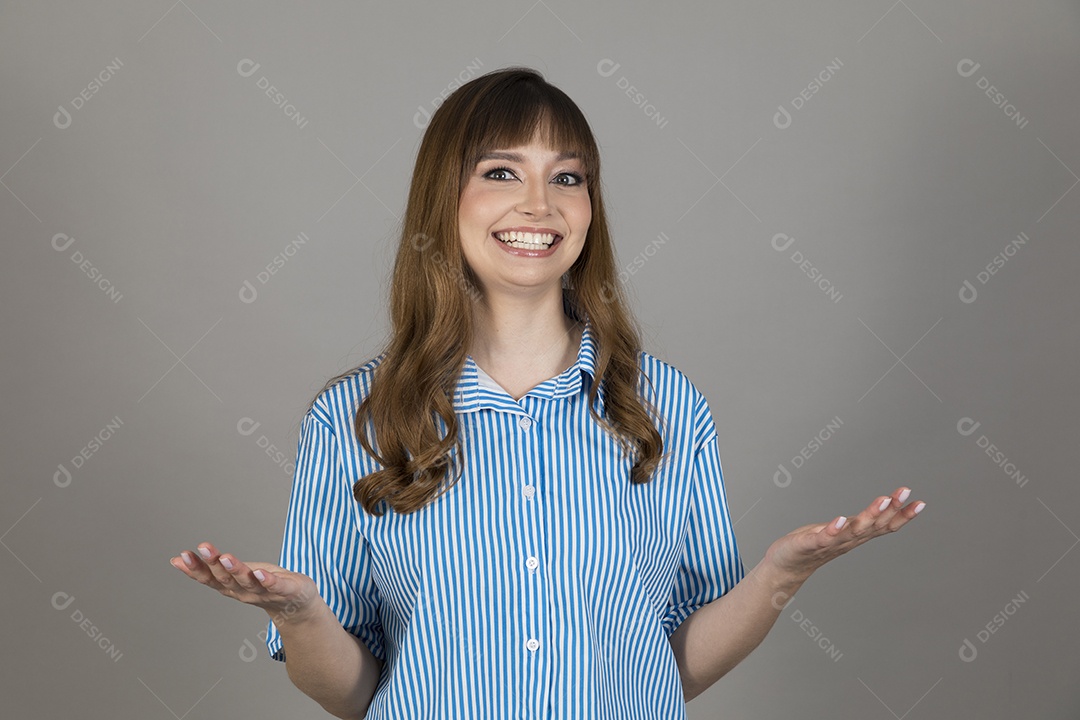 Linda mulher jovem sobre fundo isolado