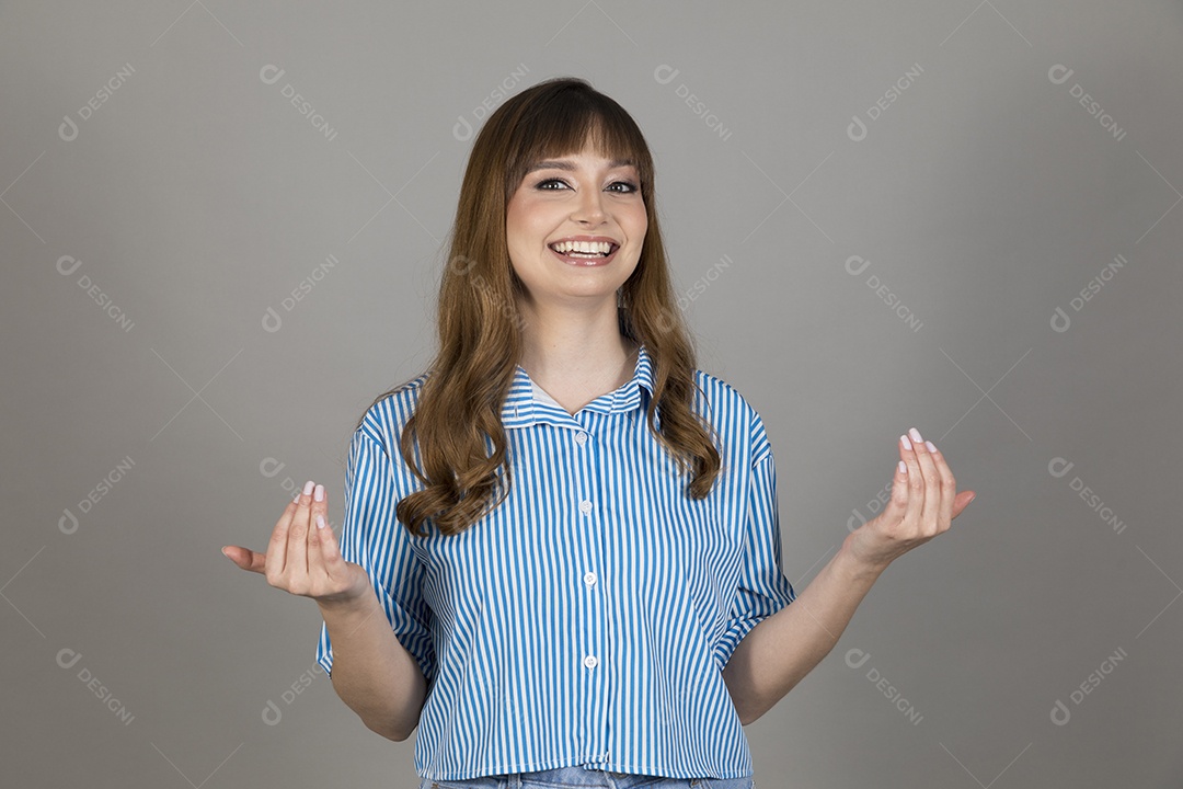 Linda mulher jovem sobre fundo isolado