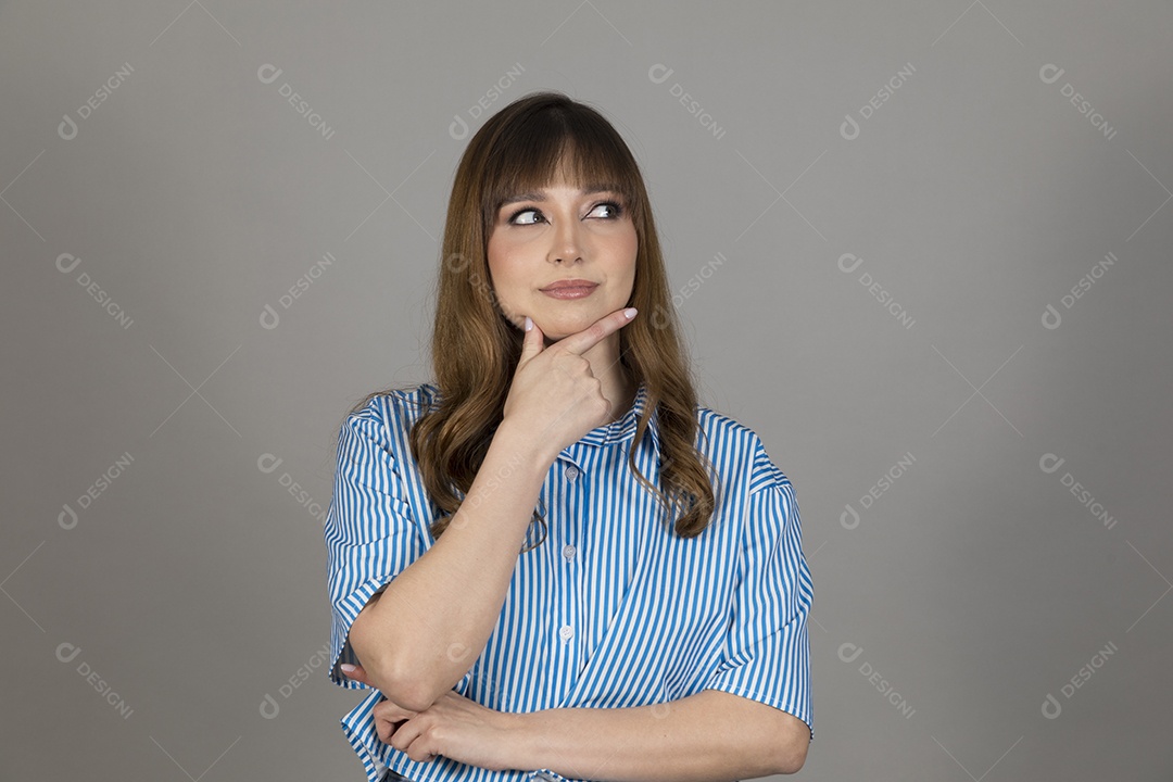 Linda mulher jovem sobre fundo isolado mexendo em seu celular smartphone