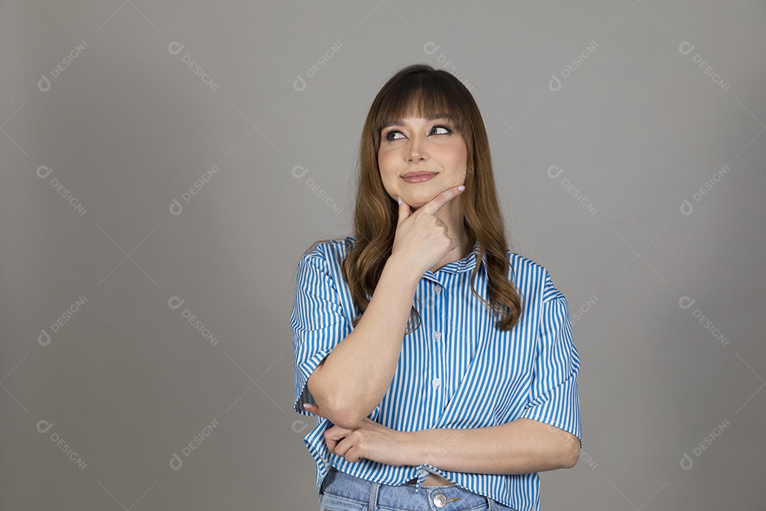 Linda mulher jovem sobre fundo isolado