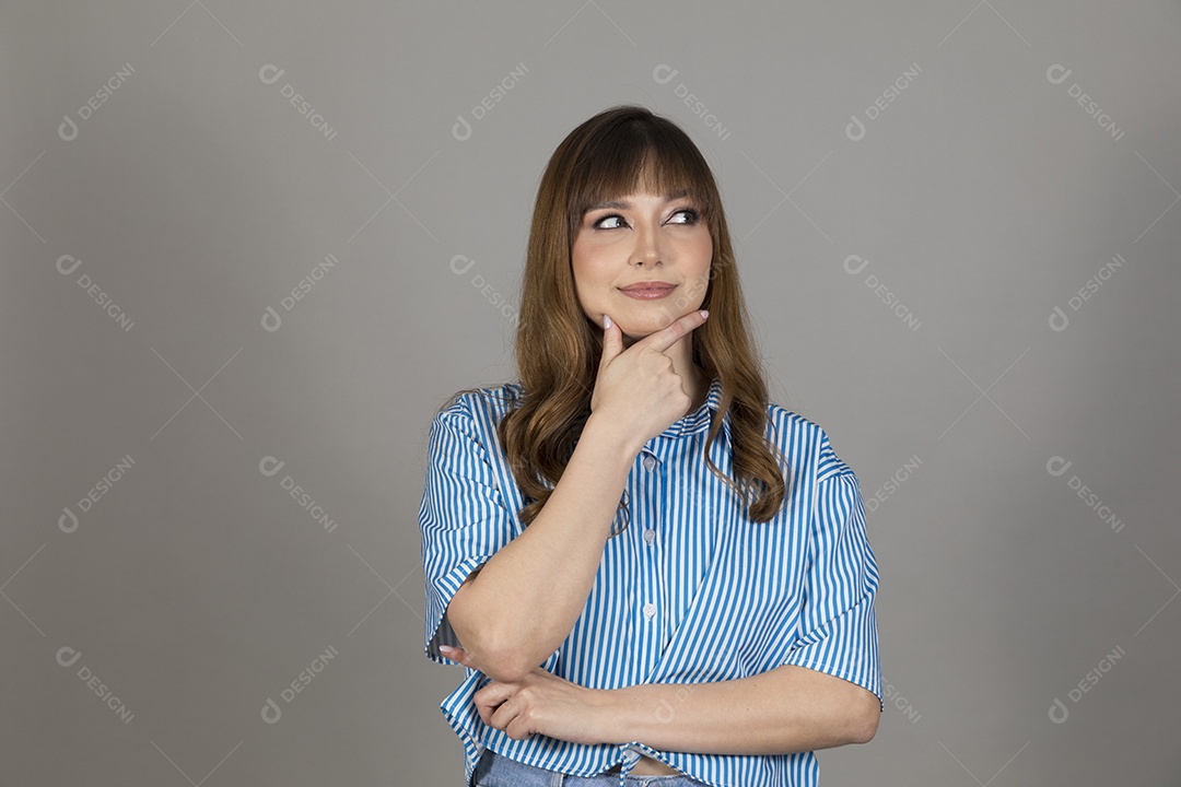 Linda mulher jovem sobre fundo isolado