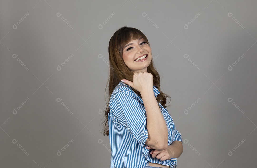 Linda mulher jovem sobre fundo isolado