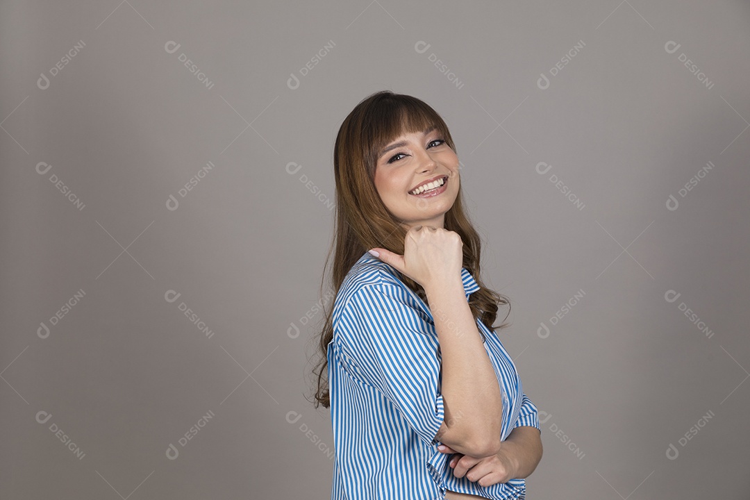 Linda mulher jovem sobre fundo isolado