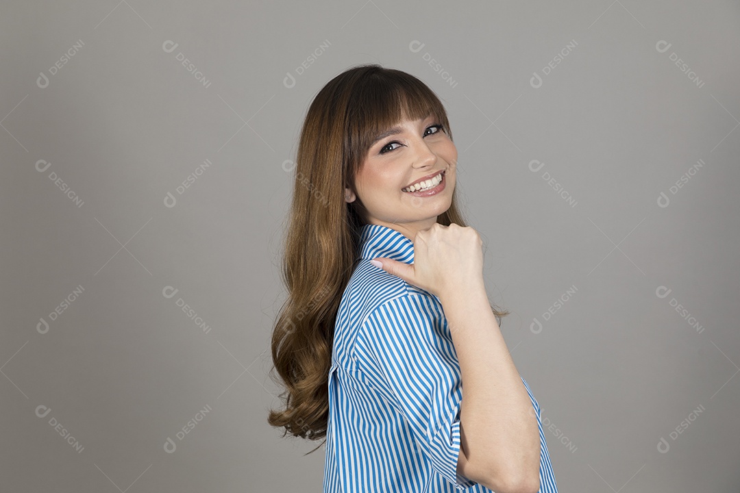 Linda mulher jovem sobre fundo isolado